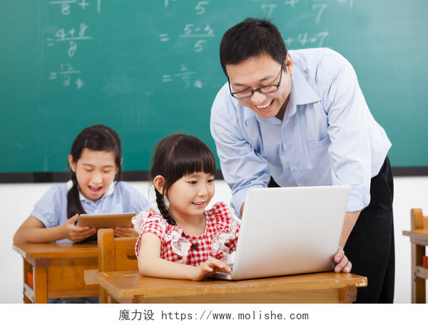 计算机教学与孩子们在教室里的老师